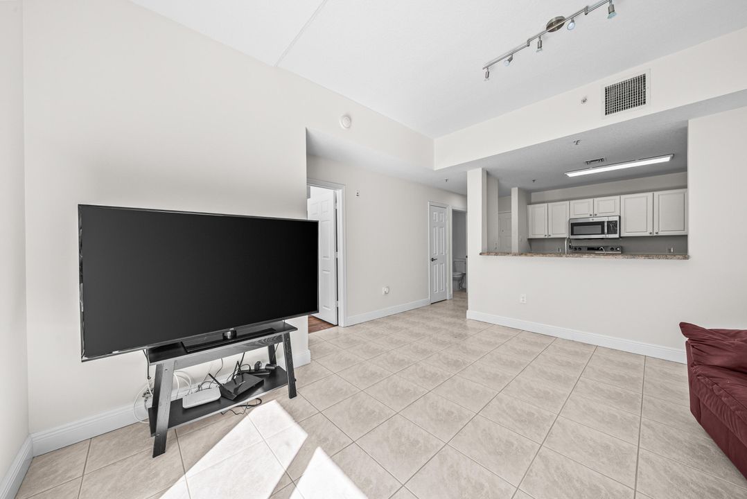 Active With Contract: $350,000 (2 beds, 2 baths, 1131 Square Feet)