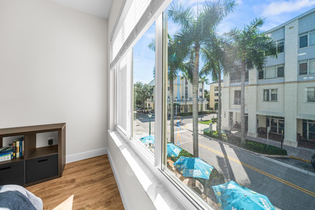 Active With Contract: $350,000 (2 beds, 2 baths, 1131 Square Feet)