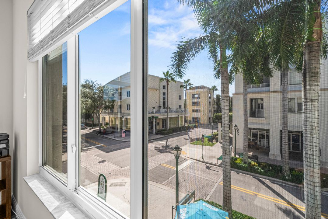 Active With Contract: $350,000 (2 beds, 2 baths, 1131 Square Feet)