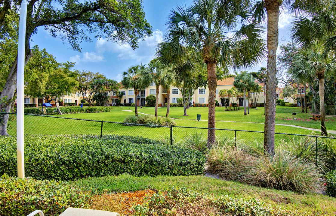 For Sale: $238,000 (2 beds, 1 baths, 922 Square Feet)