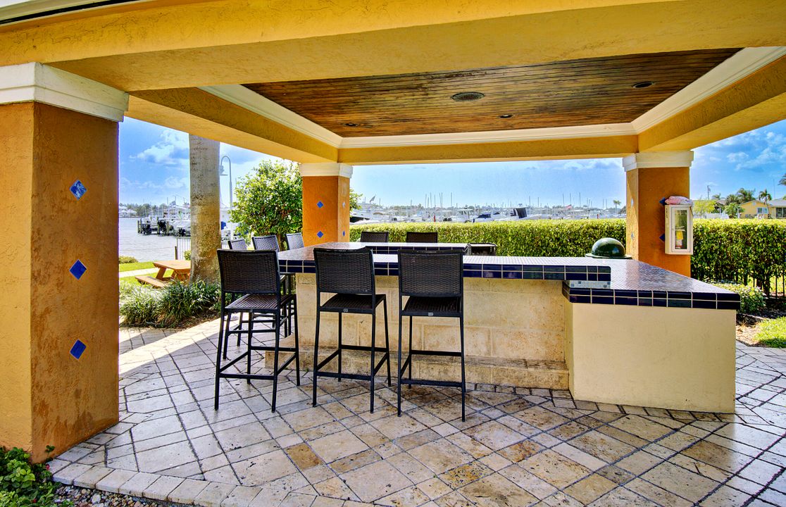 For Sale: $238,000 (2 beds, 1 baths, 922 Square Feet)