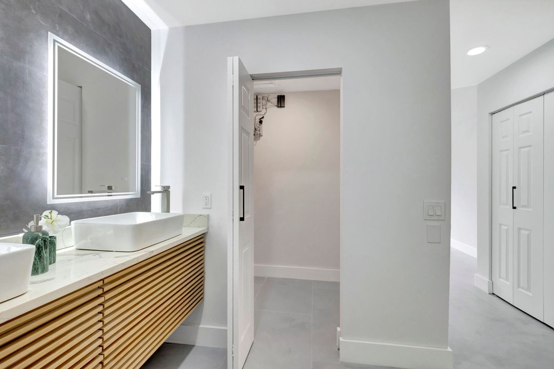 For Sale: $359,000 (2 beds, 2 baths, 1216 Square Feet)