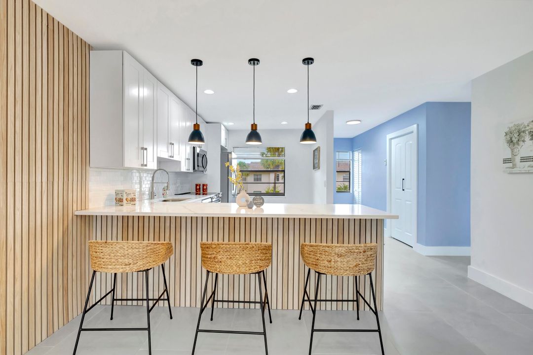 For Sale: $359,000 (2 beds, 2 baths, 1216 Square Feet)