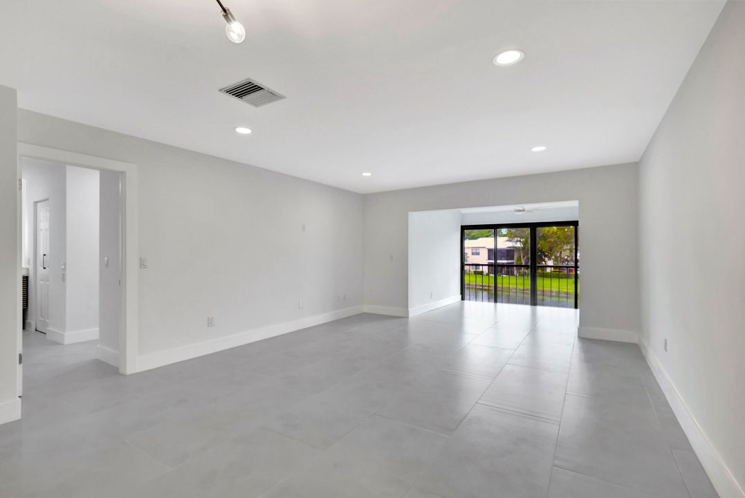 For Sale: $359,000 (2 beds, 2 baths, 1216 Square Feet)