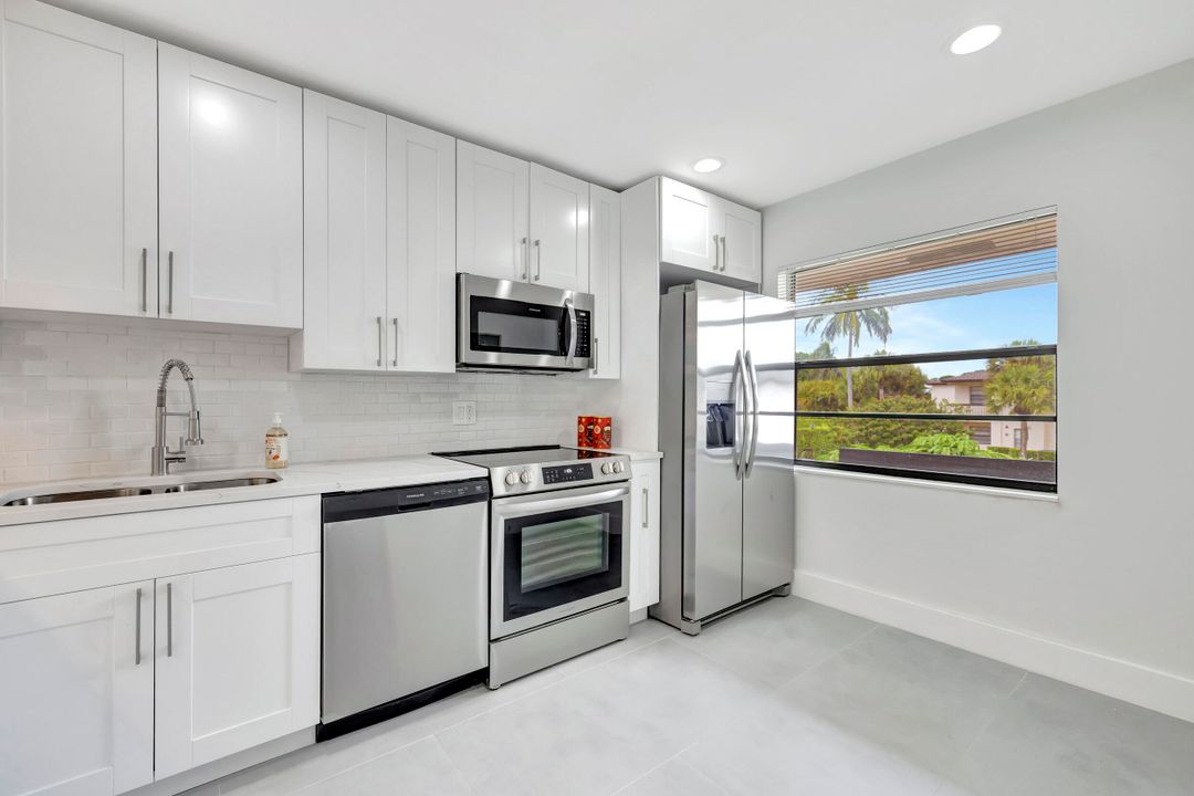 For Sale: $359,000 (2 beds, 2 baths, 1216 Square Feet)