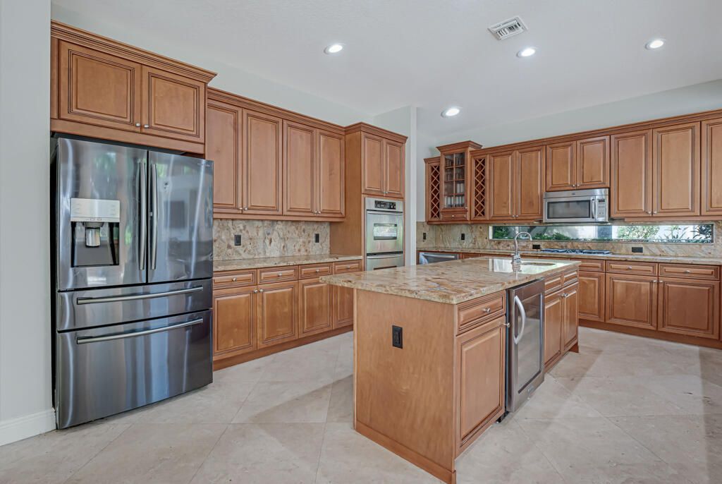 Active With Contract: $1,699,999 (5 beds, 6 baths, 5717 Square Feet)