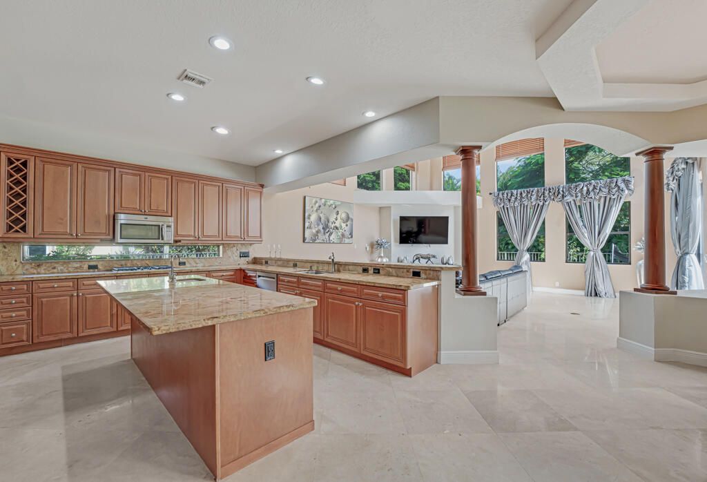 Active With Contract: $1,699,999 (5 beds, 6 baths, 5717 Square Feet)