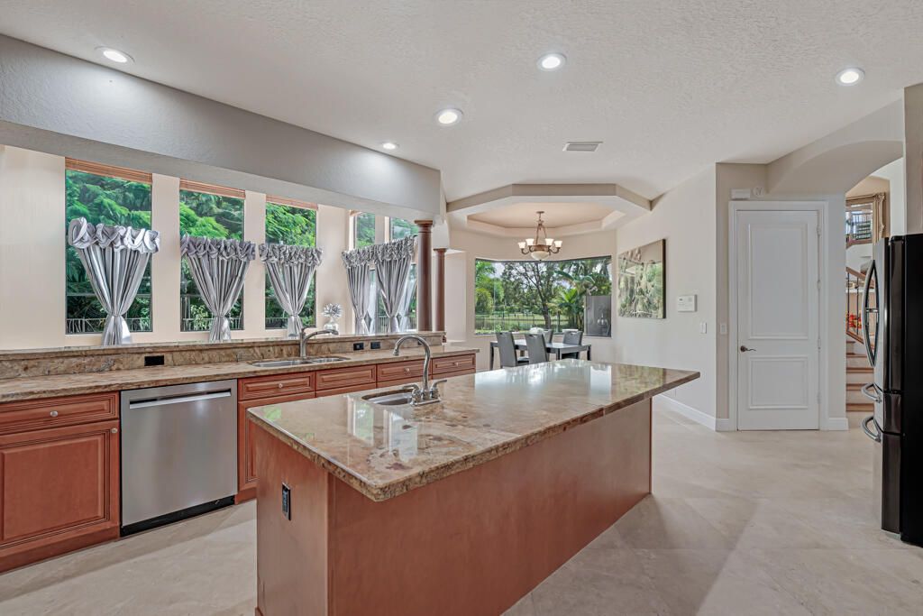 Active With Contract: $1,699,999 (5 beds, 6 baths, 5717 Square Feet)