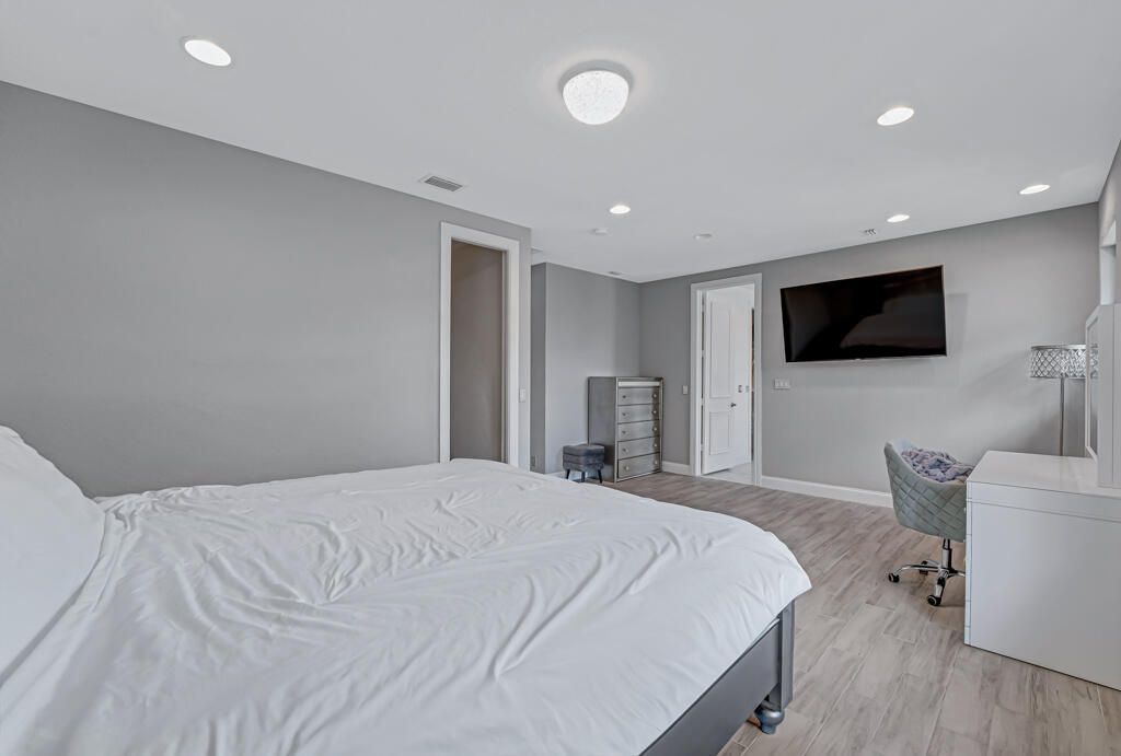 Active With Contract: $1,699,999 (5 beds, 6 baths, 5717 Square Feet)