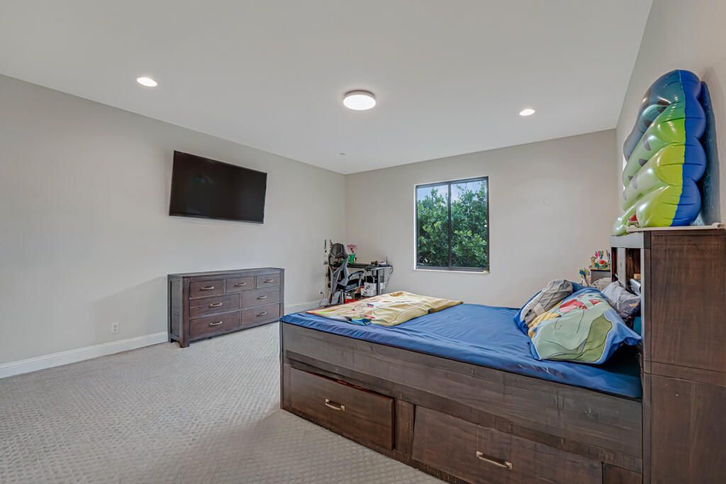 Active With Contract: $1,699,999 (5 beds, 6 baths, 5717 Square Feet)