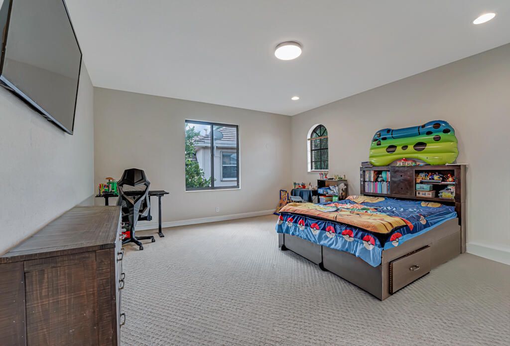 Active With Contract: $1,699,999 (5 beds, 6 baths, 5717 Square Feet)