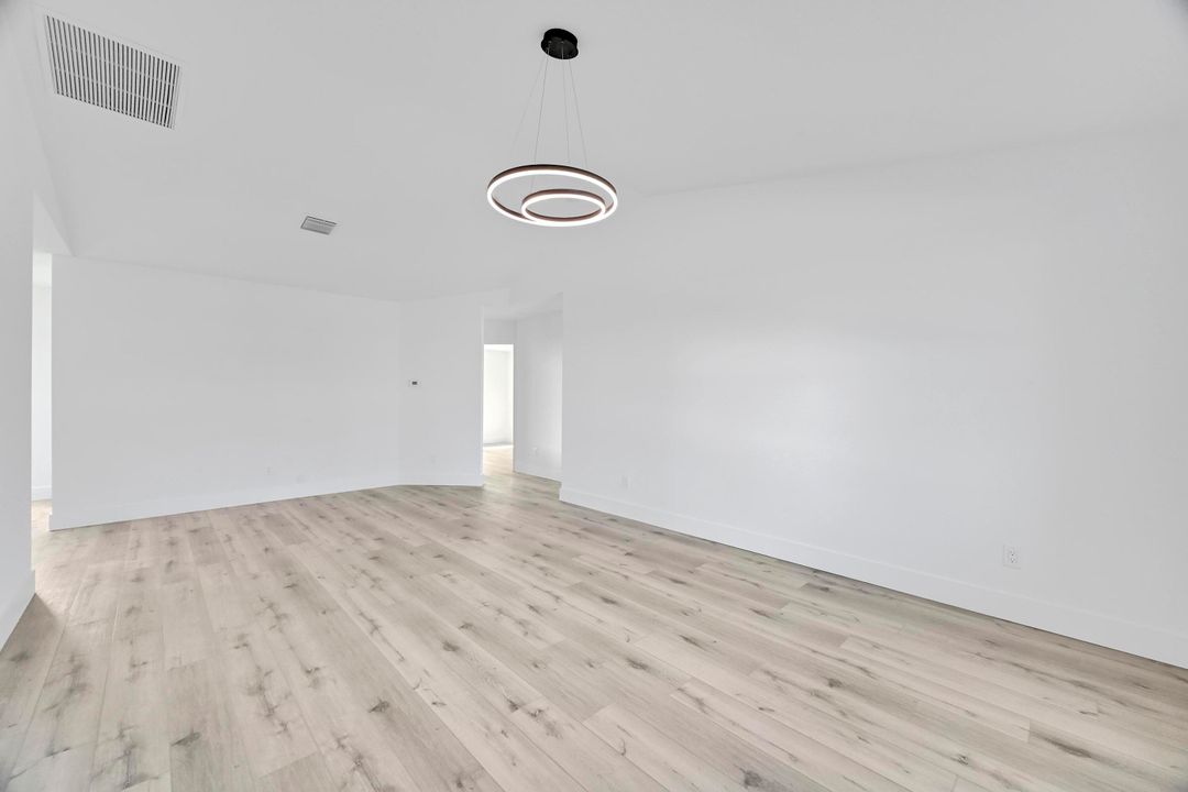 Под контрактом: $359,900 (3 спален, 2 ванн, 1114 Квадратных фут)