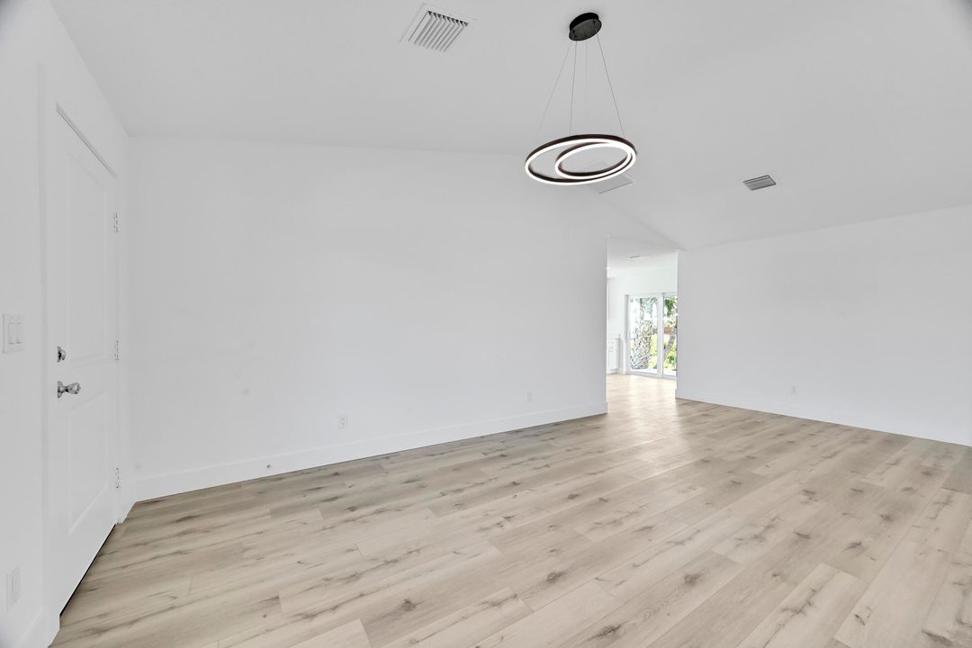 Под контрактом: $359,900 (3 спален, 2 ванн, 1114 Квадратных фут)