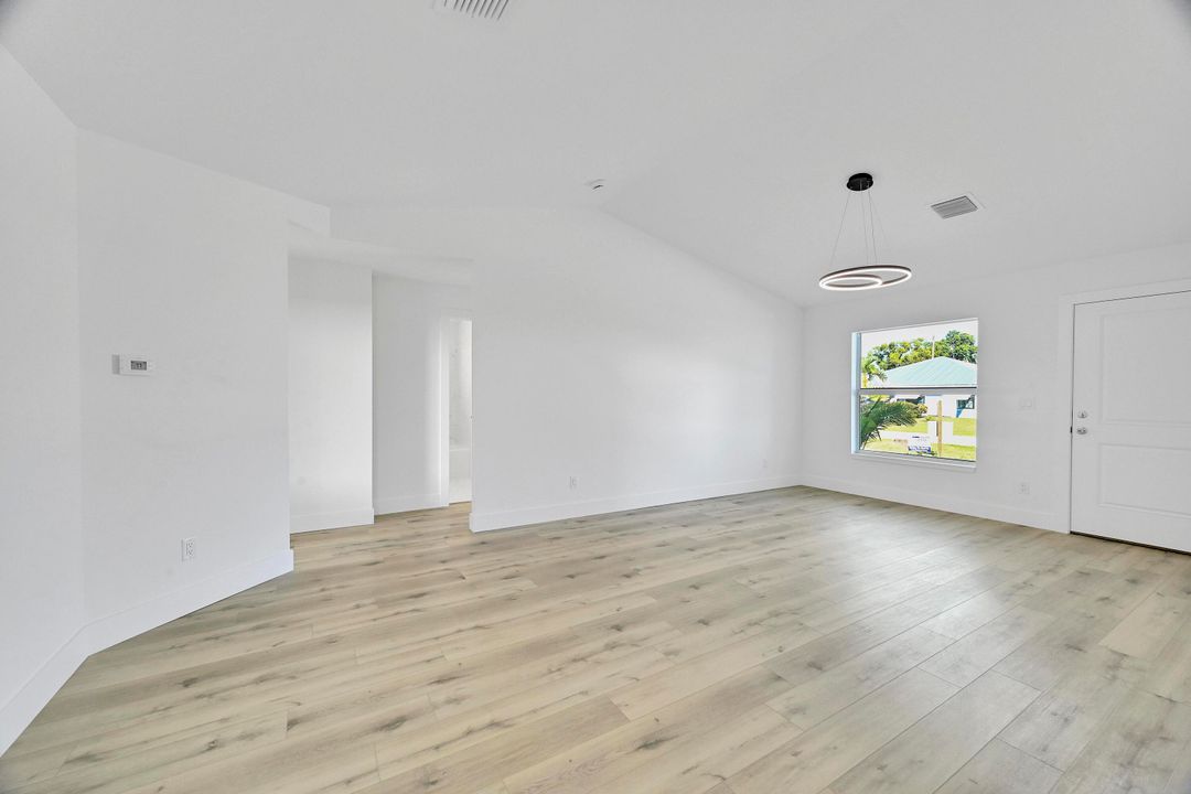 Под контрактом: $359,900 (3 спален, 2 ванн, 1114 Квадратных фут)