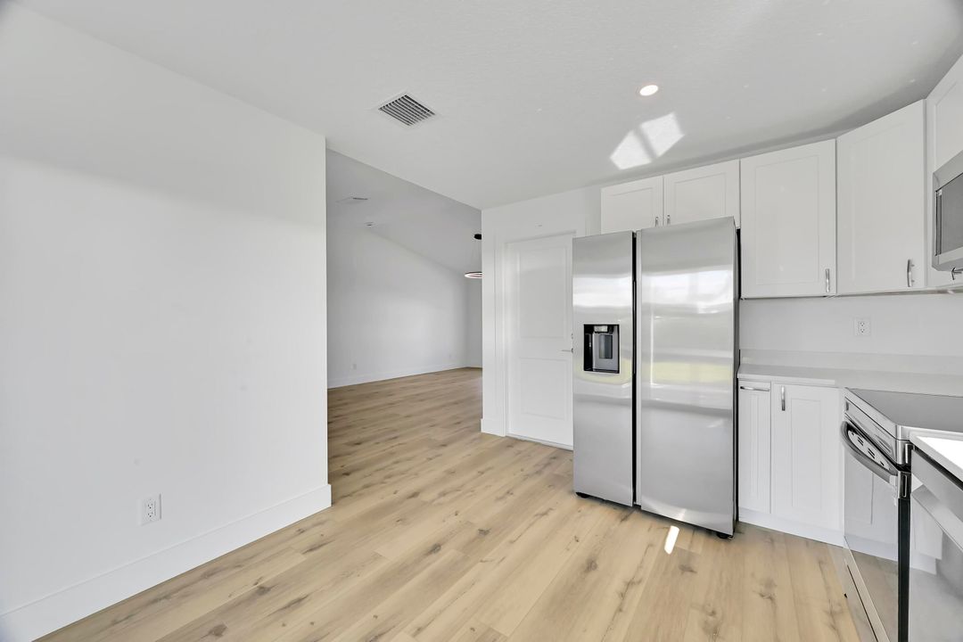 Под контрактом: $359,900 (3 спален, 2 ванн, 1114 Квадратных фут)