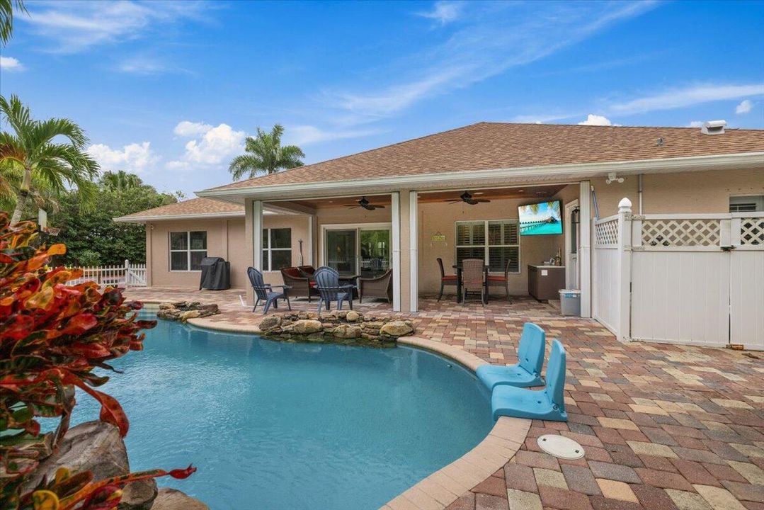 For Sale: $760,000 (4 beds, 3 baths, 2690 Square Feet)