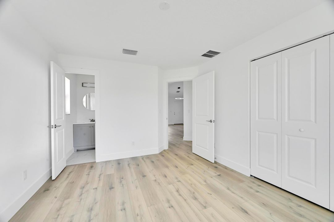 Под контрактом: $359,900 (3 спален, 2 ванн, 1114 Квадратных фут)