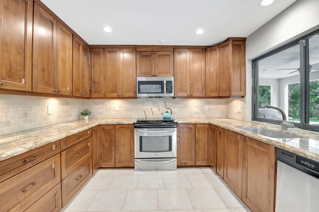 出租: $8,500 (4 贝兹, 3 浴室, 3023 平方英尺)