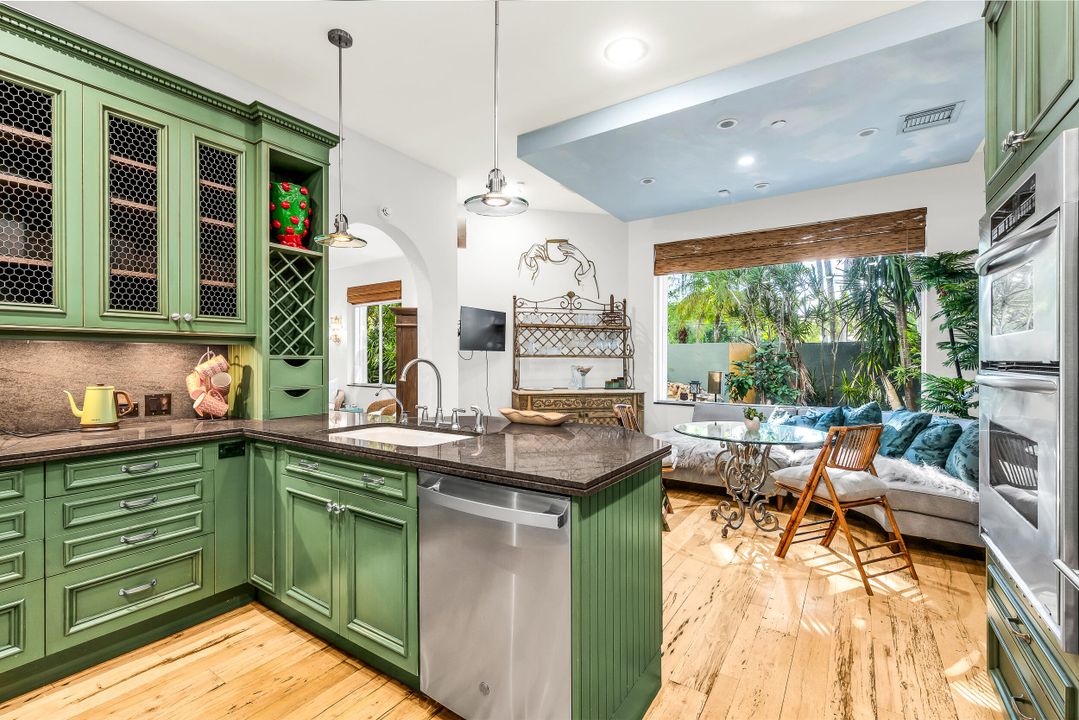 На продажу: $2,075,000 (2 спален, 2 ванн, 2307 Квадратных фут)