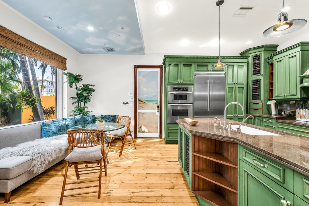 На продажу: $2,075,000 (2 спален, 2 ванн, 2307 Квадратных фут)