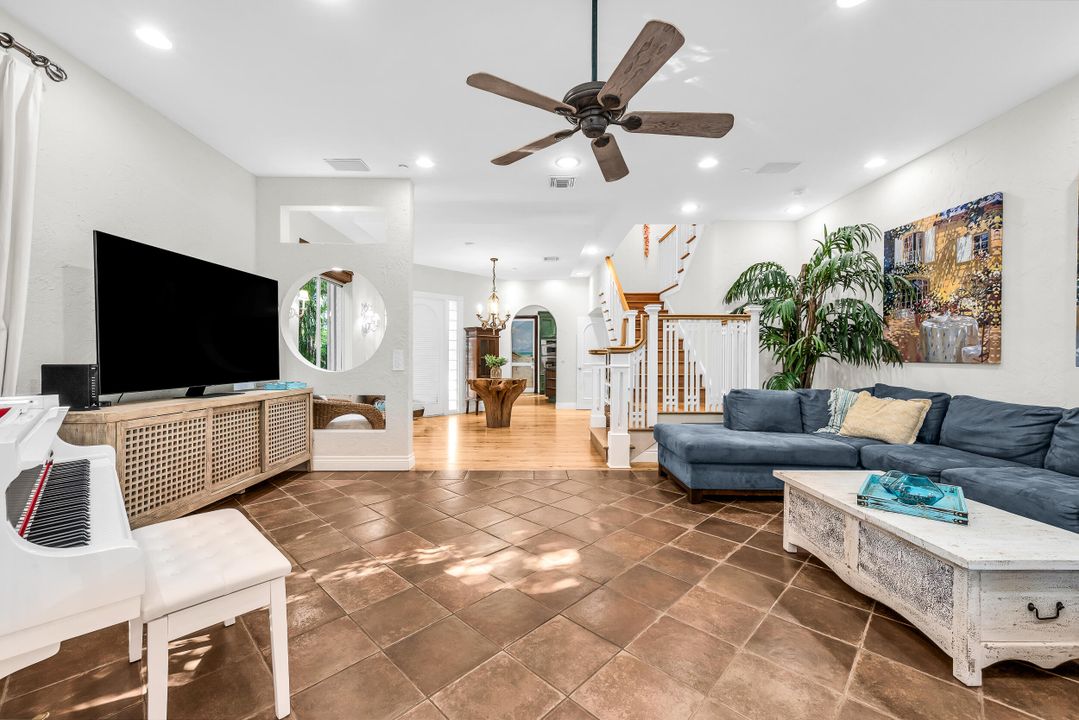 На продажу: $2,075,000 (2 спален, 2 ванн, 2307 Квадратных фут)