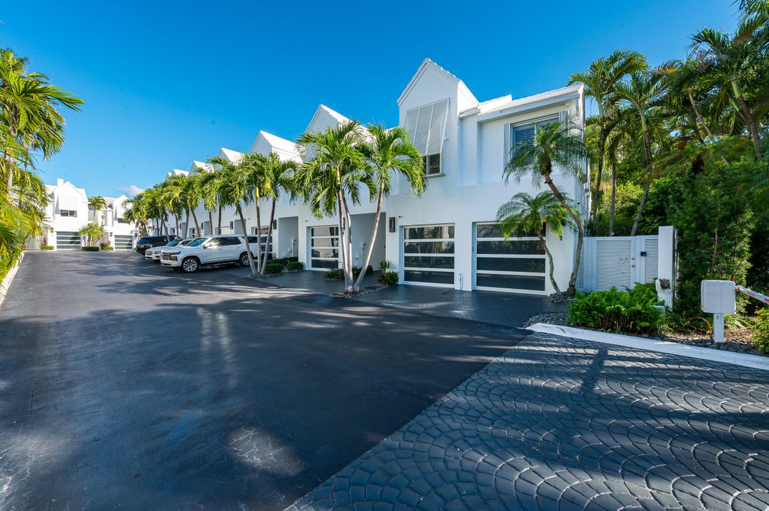 На продажу: $2,075,000 (2 спален, 2 ванн, 2307 Квадратных фут)