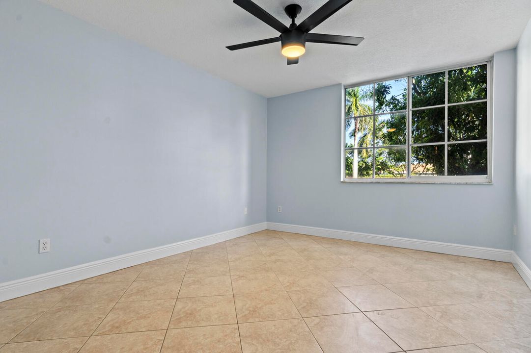 For Sale: $238,000 (2 beds, 1 baths, 922 Square Feet)