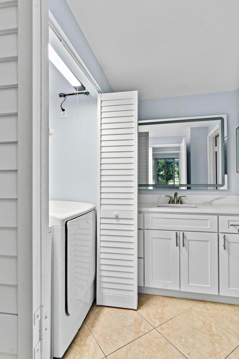 For Sale: $238,000 (2 beds, 1 baths, 922 Square Feet)