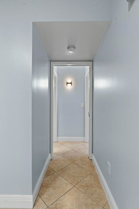 For Sale: $238,000 (2 beds, 1 baths, 922 Square Feet)