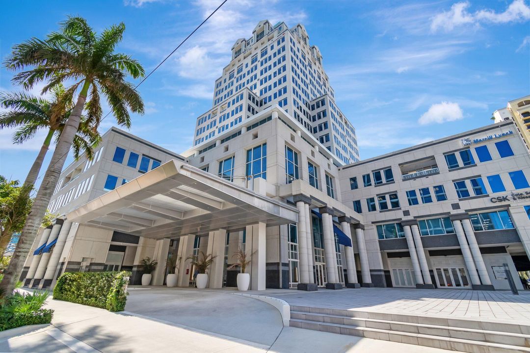 合同活跃: $2,850,000 (3 贝兹, 3 浴室, 2306 平方英尺)