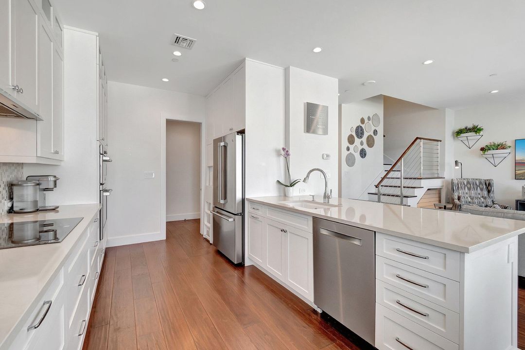 合同活跃: $2,850,000 (3 贝兹, 3 浴室, 2306 平方英尺)