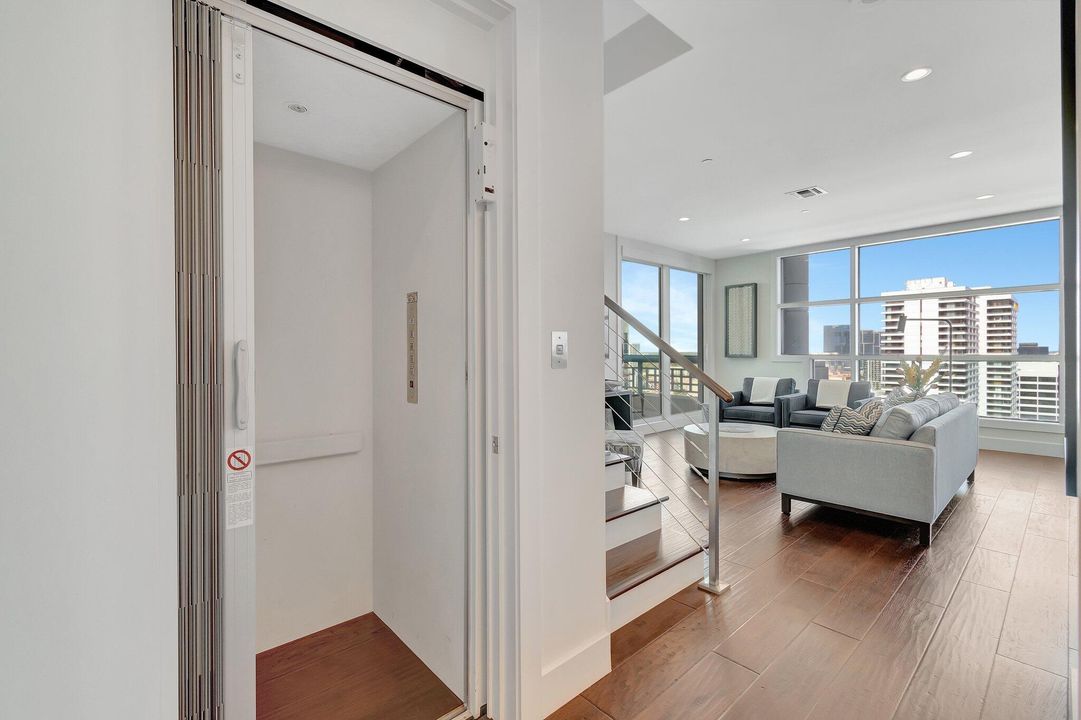 合同活跃: $2,850,000 (3 贝兹, 3 浴室, 2306 平方英尺)