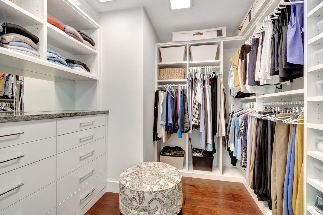 合同活跃: $2,850,000 (3 贝兹, 3 浴室, 2306 平方英尺)