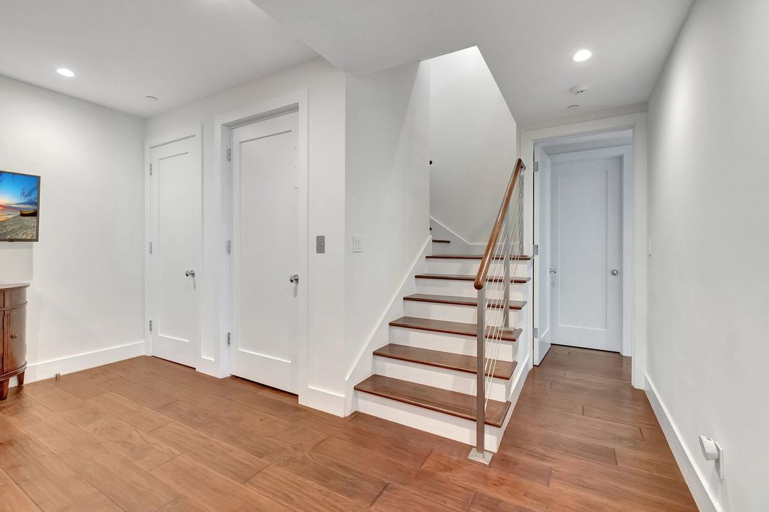 合同活跃: $2,850,000 (3 贝兹, 3 浴室, 2306 平方英尺)