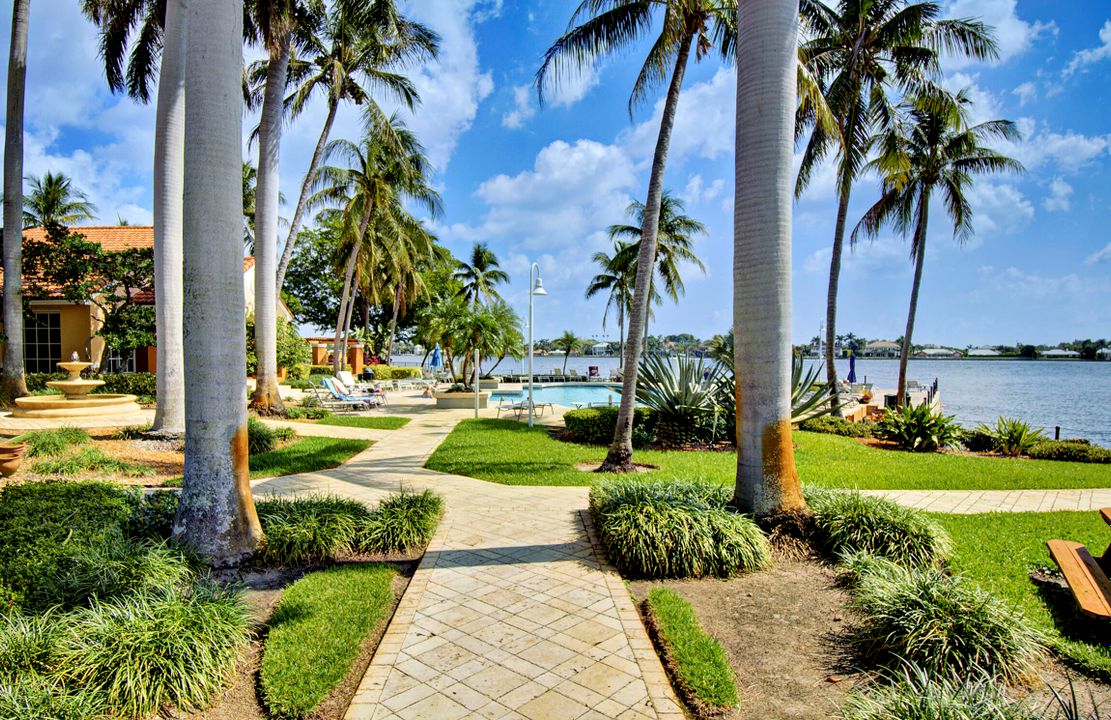 For Sale: $238,000 (2 beds, 1 baths, 922 Square Feet)