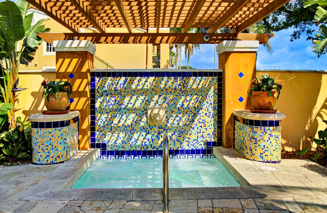 For Sale: $238,000 (2 beds, 1 baths, 922 Square Feet)