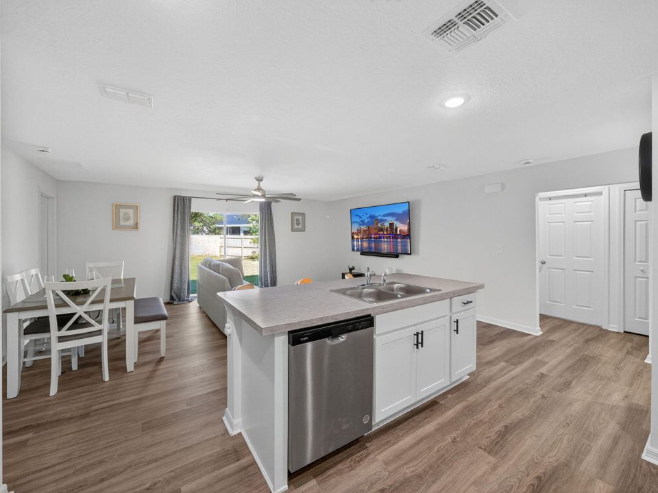 Active With Contract: $420,000 (4 beds, 2 baths, 1806 Square Feet)