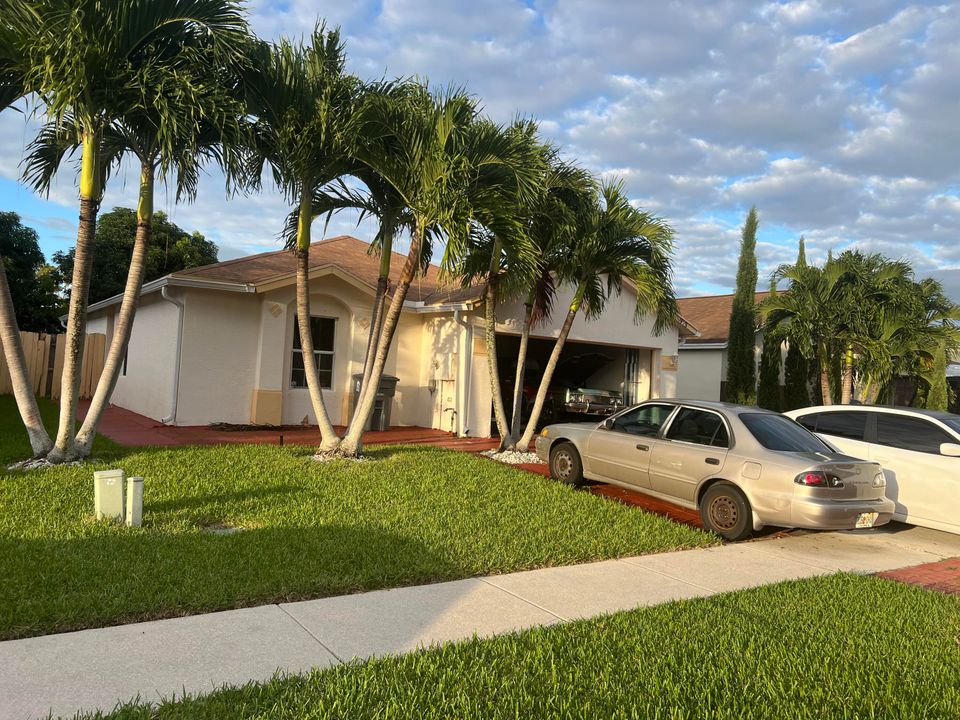 Recently Sold: $415,000 (3 beds, 2 baths, 1427 Square Feet)