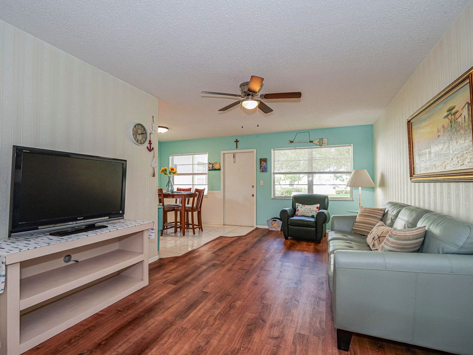 На продажу: $110,000 (1 спален, 1 ванн, 750 Квадратных фут)