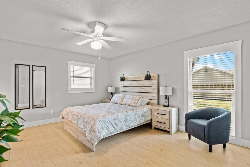 待售: $380,000 (2 贝兹, 2 浴室, 1072 平方英尺)