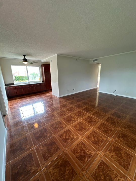 合同活跃: $115,000 (2 贝兹, 1 浴室, 798 平方英尺)