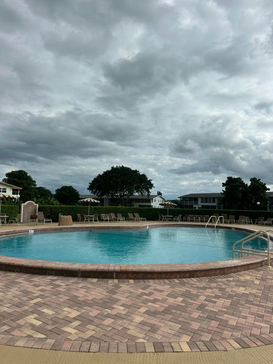 合同活跃: $115,000 (2 贝兹, 1 浴室, 798 平方英尺)