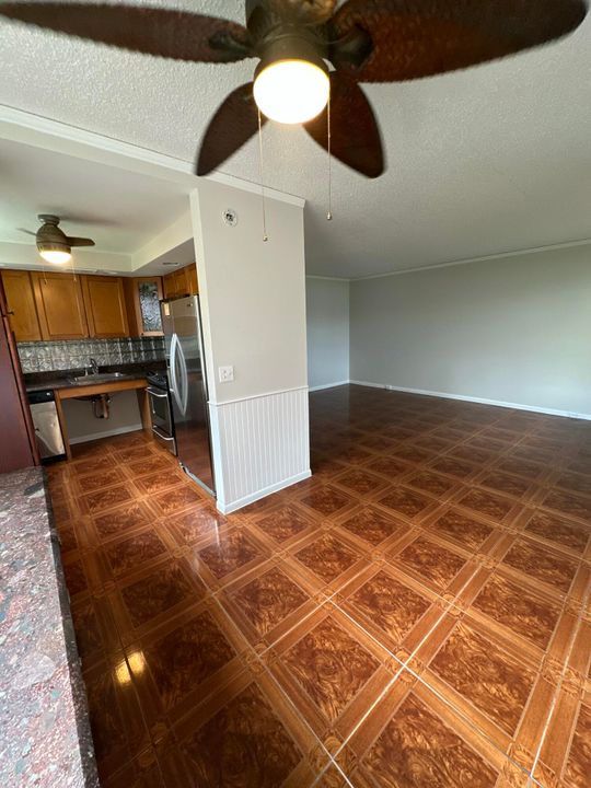 合同活跃: $115,000 (2 贝兹, 1 浴室, 798 平方英尺)