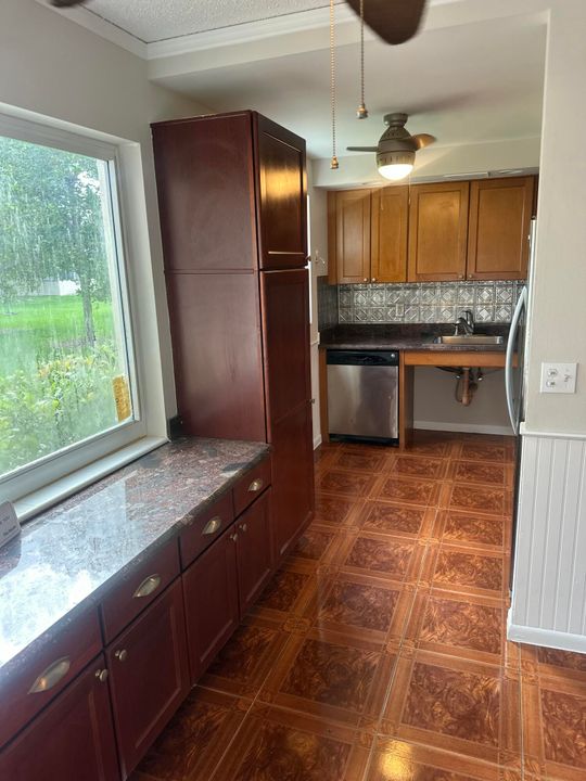 合同活跃: $115,000 (2 贝兹, 1 浴室, 798 平方英尺)