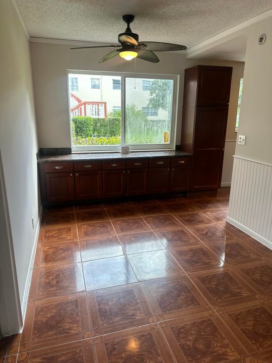 合同活跃: $115,000 (2 贝兹, 1 浴室, 798 平方英尺)