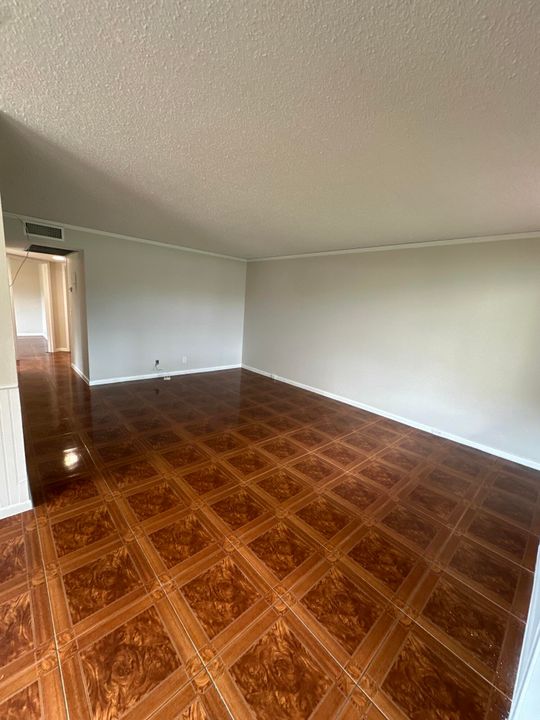 合同活跃: $115,000 (2 贝兹, 1 浴室, 798 平方英尺)