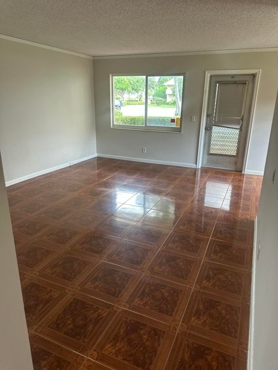 合同活跃: $115,000 (2 贝兹, 1 浴室, 798 平方英尺)