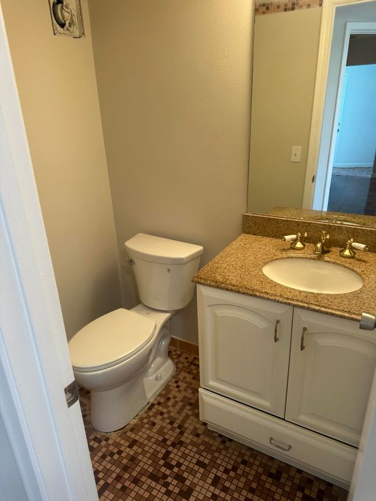 合同活跃: $115,000 (2 贝兹, 1 浴室, 798 平方英尺)