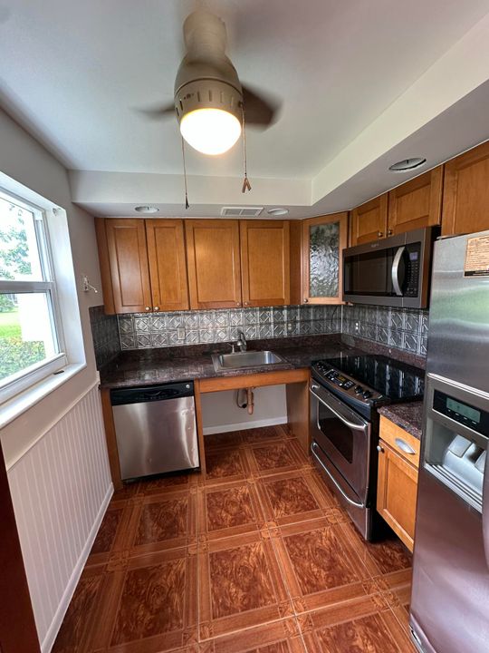 合同活跃: $115,000 (2 贝兹, 1 浴室, 798 平方英尺)