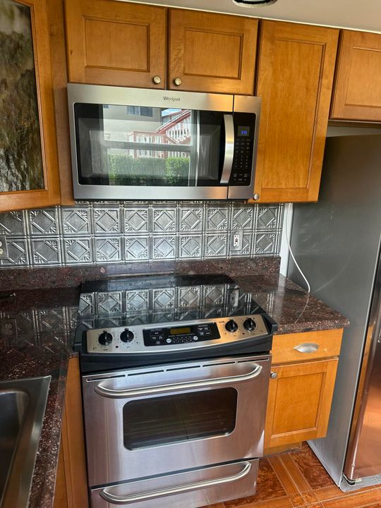 合同活跃: $115,000 (2 贝兹, 1 浴室, 798 平方英尺)